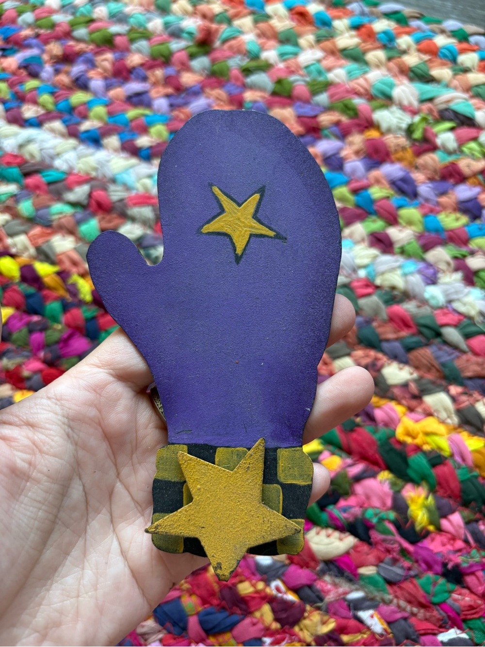 ROEDA HAND-PAINTED METAL CHRISTMAS MITTEN MAGNET